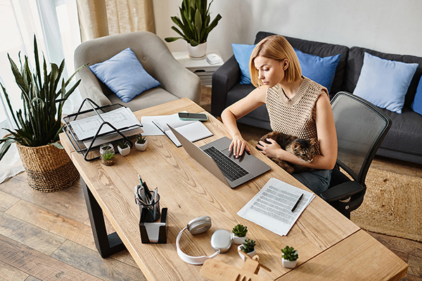 2025-06-eero-Advanced-home-wifi-woman-at-desk-600